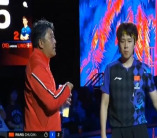 爆冷出局!王楚钦场外教练孙逊:林德现在开始胡打,咱就看他表演