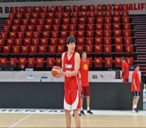 大战前放放松!踩场训练时杨瀚森logo三分2中0徐昕在一旁打趣