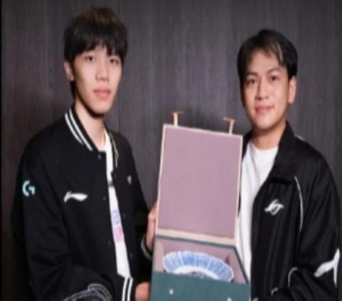 BLG为TSW送上带有TSW队名的景德镇青花瓷Bie:希望你们MSI能夺冠