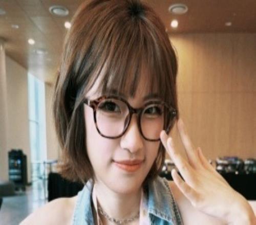 LPL女主持夏安晒照:今天是千禧年安子