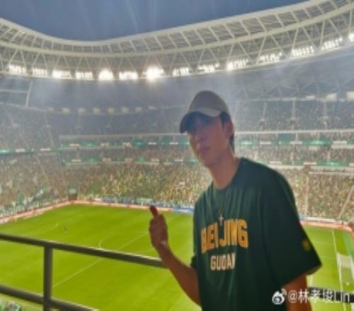 短道速滑運(yùn)動(dòng)員林孝埈現(xiàn)場(chǎng)觀戰(zhàn)國(guó)安vs泰山：觀賽新體驗(yàn)