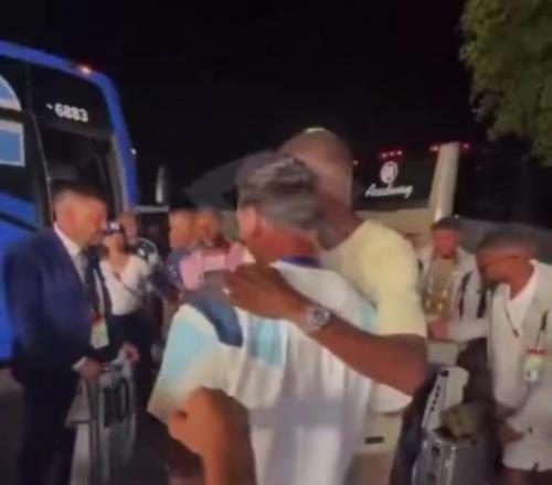 排隊合影！賽后佛得角球員蹲守在阿根廷大巴旁，成功與梅西合影