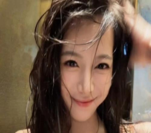 駝子姐的顏值從不掉線！LPL女主持駱歆曬照：突然天降大雨！