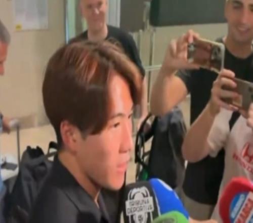 記者：日本19歲中場佐藤龍之介抵達瓦倫西亞，隨后體檢并簽約5年
