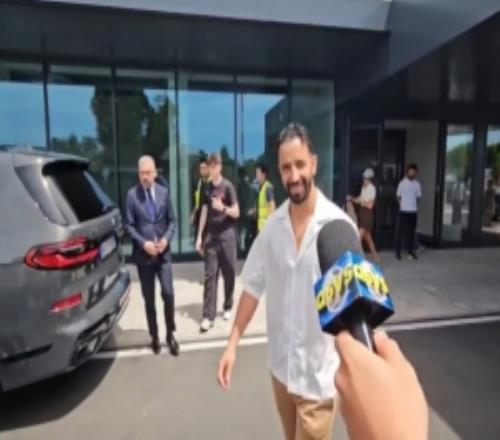 滿面紅光！記者：阿莫林抵達利納特機場，即將開啟米蘭執教生涯