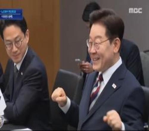 世界杯最火慶祝韓國總統李在明與挪威首相會晤，模仿劃船慶祝