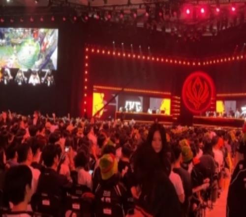 HLE粉絲痛苦面具戴起！媒體人曬現場：主場看場這樣比賽簡直吃