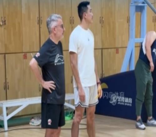 山东高速男篮体能教练王喆回归新外教奥斯卡拉塔现身训练场