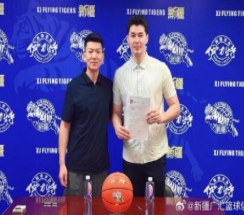 新疆男篮与阿不都沙拉木、曲笑宇正式完成续约齐麟正在进行康复