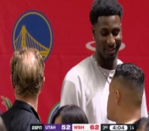 又一位老大哥来看球!小贾伦杰克逊现场观战夏联爵士VS奇才