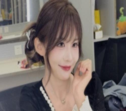 葵式小香风LPL女解说瞳夕晒照:温柔葵