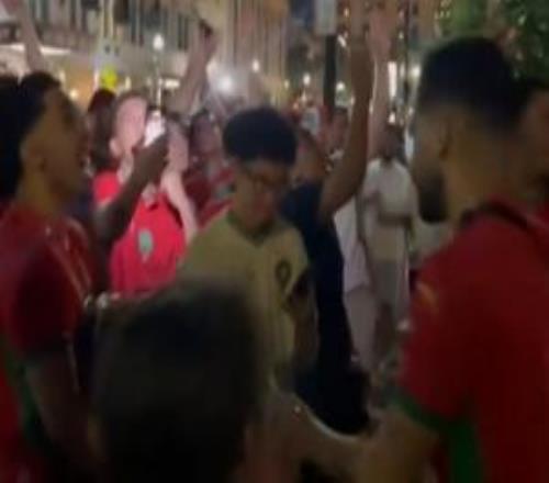 盘外招!摩洛哥球迷晚上在法国队酒店外敲锣打鼓,唱歌制造噪音