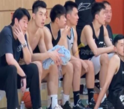 邱彪现场观战山东高速青年队迎战山大男篮教学赛