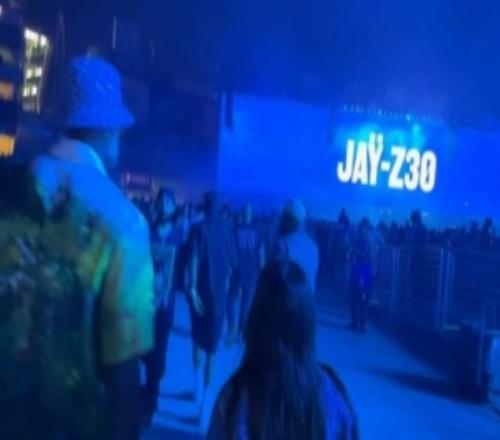 享受生活!詹姆斯与友人观看JayZ演唱会跟随音乐摇头晃脑