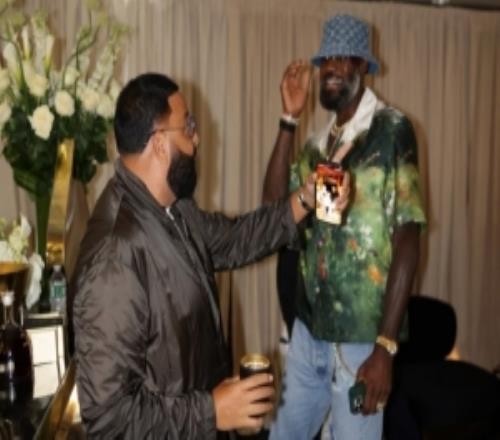 结束度假!詹姆斯现身纽约出席JayZ三十周年演唱会与友人寒暄