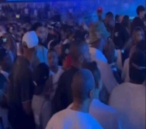 詹姆斯与塔图姆一同入场观看JayZ演唱会詹姆斯向身边观众问好