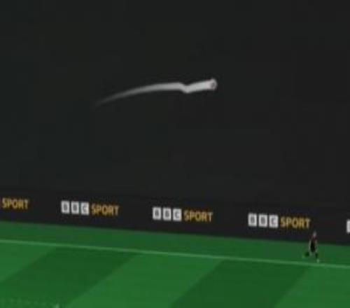 飞猫冤案3D转播技术显示,挪威门将开大脚后球在空中轻微变线
