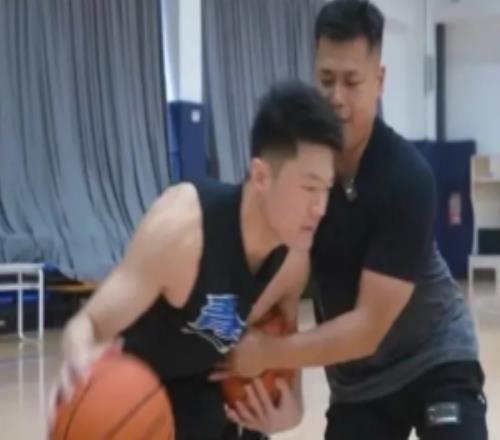 第2集青岛男篮公开课L2抗阻力运球第2期
