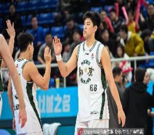 媒体人:上赛季效力同曦的内线球员张新宇即将加盟广州男篮