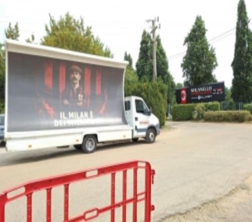不买账!米兰南看台开卡车抗议红鸟:滚蛋!结束这场痛苦的折磨!