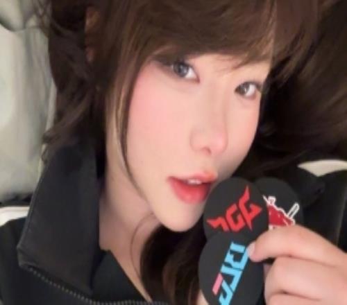 Mayumi分享照片:马玉米来EWC支持LPL啦!LPL加油!!