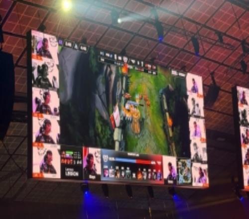 博主吐槽:现场UI死了之后选手的头像会直接变成黑白,相当阴间