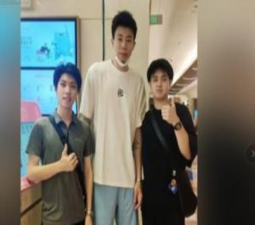 网友晒照吃饭偶遇张镇麟评论区惊呼:怎么一下子瘦了那么多