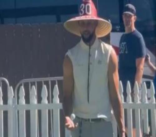 射术无敌了!库里手拿高尔夫球随手一扔隔着大老远扔进球洞