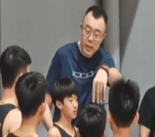 着眼未来!韩德君现身丹东少儿篮球培训机构选拔小球员