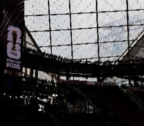 记者:现场看起来8成是阿根廷球迷,英格兰看台上都是蓝白球衣