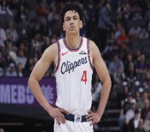 挑大梁!二年级科比桑德斯半场11中6砍并列最高16分三分4中2