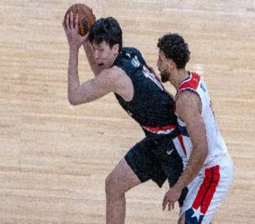 开拓者自媒体:杨瀚森需多拿球才能发挥特长在NBA弱点易被放大