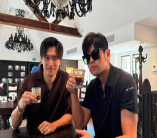 梦幻联动!周冠宇晒与周杰伦、昆凌喝咖啡、打网球的照片