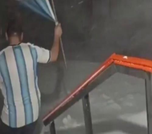 南极基地员工举旗冲入风雪中,庆祝阿根廷队晋级决赛