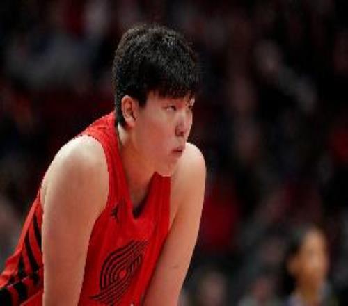 媒体人:杨瀚森不是不能抢好篮板球是态度问题再不进步会被淘汰