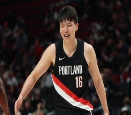 中方经纪人:杨瀚森打客场回来经常半夜2点除了常规训练还有加练