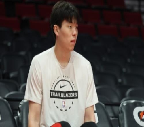 启蒙教练:杨瀚森第一次回国都快哭了我很心疼他家乡永远支持他