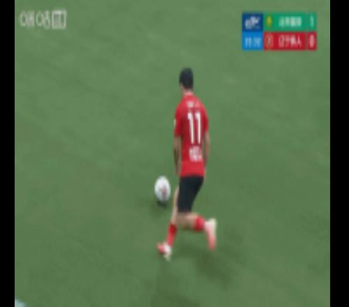 何宇鹏拦挡传中后落地疑似扭伤,被背下场