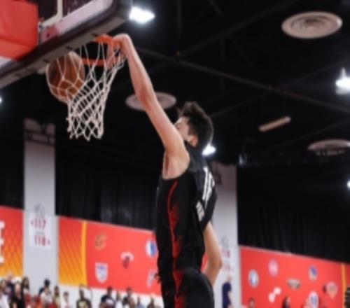 开拓者媒体人:杨瀚森体型接近NBA级别三分出手快但防守仍需适应