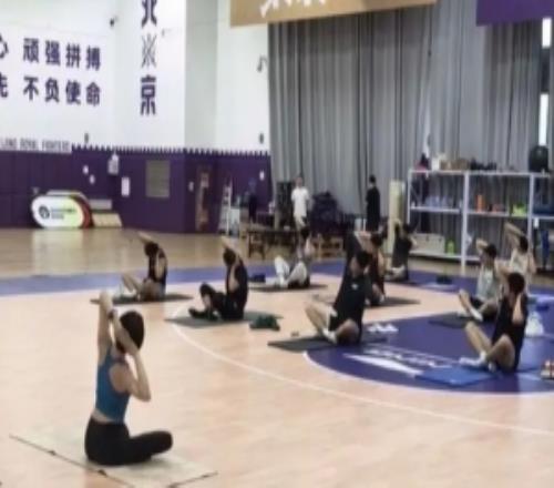 硬汉的反差萌北控男篮晒队员进行瑜伽课训练