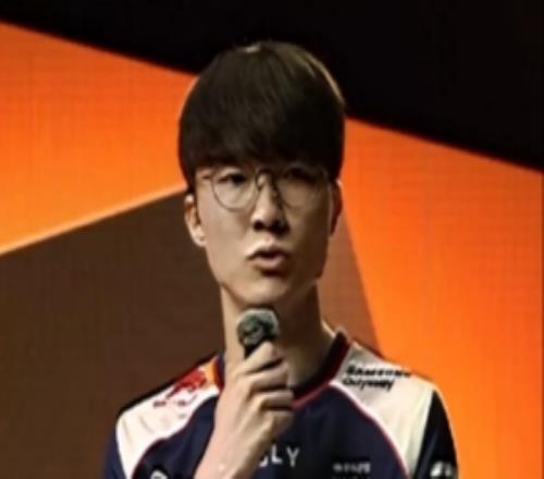 EWC分享趣味视频:选手们如何通过六人定律联系Faker