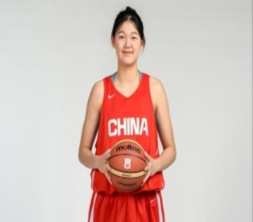 媒体人:前场篮板没抢到可犯规但这年龄球员在场上想不到那么多