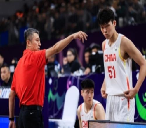 解说:杨瀚森8月为国出征不合适不如休息在国家队也没战术地位