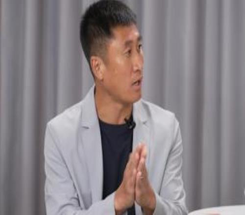 马宁:阿联酋联赛规定,只要有队员过来跟裁判鼓掌,红牌罚下