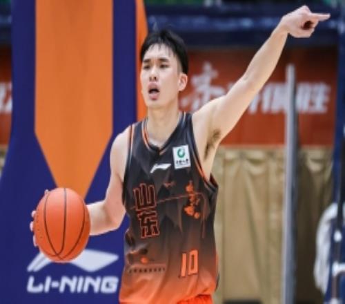 媒體人：山東高速男籃正在兜售謝智杰去留取決于新后衛引入情況