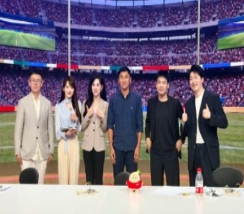 管泽元晒世界杯解说团队照片:希望所有人都能在热爱上努力前行