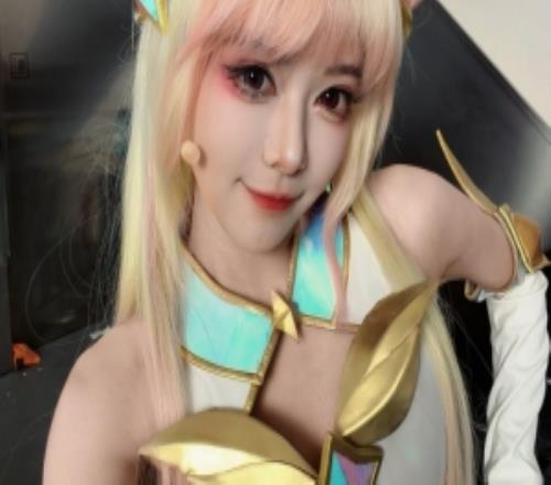 LPL女主持骆歆晒照:来!感受一下我和毛神的阿狸跟男枪
