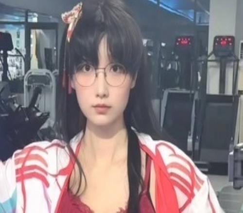 李哥确实难打!撞脸Faker的女博主莎赫儿COS不知火舞!大秀性感蛮腰