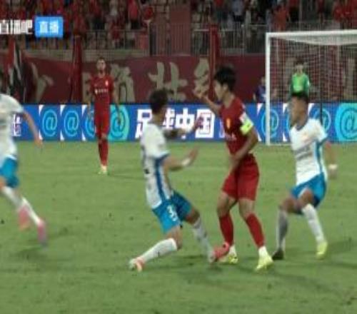 西海岸落后+少打一人!丁海峰亮鞋钉踩踏向余望,被直红罚下