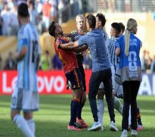 BBC:FIFA最初报告帕雷德斯赛后染红不久后这张红牌从记录中删除